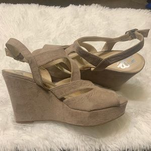 Fergalicious wedges - color beige